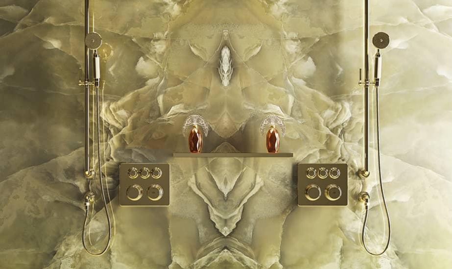 Kis alapterületű fürdőszoba luxus spa wellness hangulatban, nagyméretű burkolatokkal és rejtett gépészetű csapteleppel